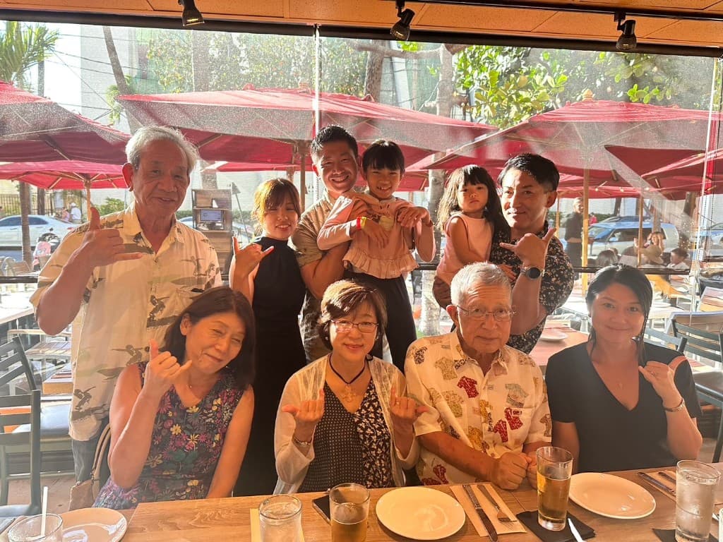 高齢の両親と子供夫婦がハワイで記念撮影
