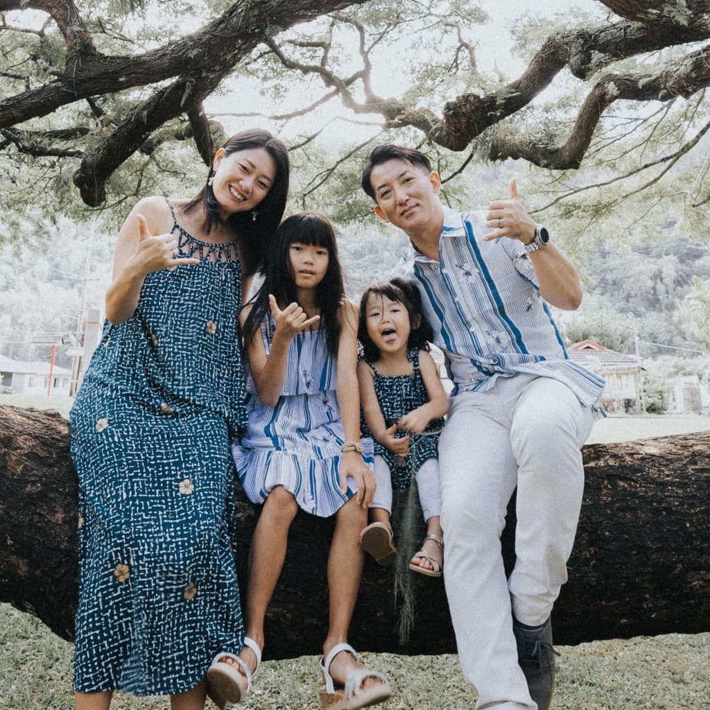 パームツリーの下での家族撑影